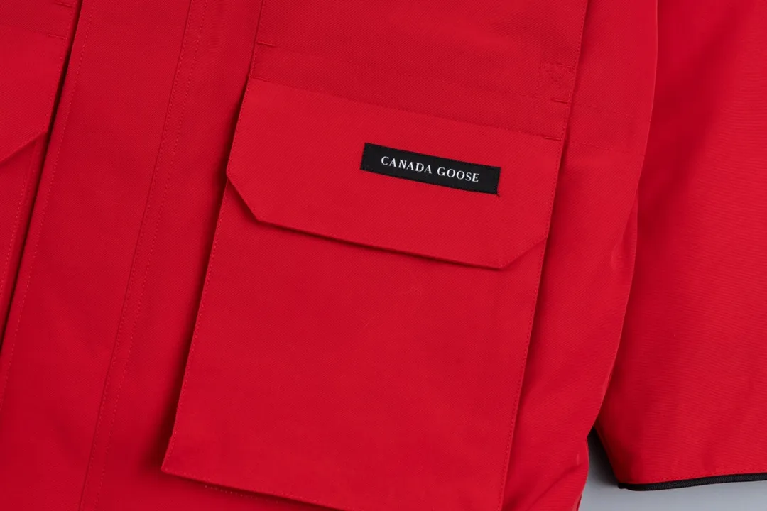 P820 (Top wolf fur version delivery handbag) Canada Goose Canada Goose #Expedition expedition parka classic down jacket ➖ Imported 21-count polyester-cotton blended original fabric [last year’s 16-count/18-count hard fabrics have been completely eliminated, this year all use 21-count genuine synchronous fabrics, the soft mid-band feels delicate and textured], genuine synchronous Feather-Light 10D waterproof coated fabric, made of 84.5% polyester fiber and 15.5% cotton, 100% the best feel in the entire network! ➖ The genuine official website uses the national standard 80 white duck down, and will never be misled by false claims such as 90 down or goose down! ➖ Using the best nylon lining with double double-layer sealing design, velvet-proof No. 7 needle + grid-filled down ready-made garments, there is 100% no so-called velvet running! ➖ The cuffs are designed with thickened seamless threads, and the collar and pockets are lined with top-quality polar fleece to keep you warm and comfortable! ➖ Yoshida YKK provides original custom-made electroplated sliders. YKK two-way lockable zippers are tight and smooth and will not peel off paint! ➖ 3M composite guarantees that the Velcro is the same as the original, durable, and all accessories and hardware are custom-made! ➖ The imported Behringer embroidery machine customizes the 10,000-needle embroidery logo, and 98% of the replicas restore the original logo. ➖ ​​The fur collars are all made of large pieces of Western Canadian blue wolf leather, ensuring that each fur collar is 13-15cm wide!